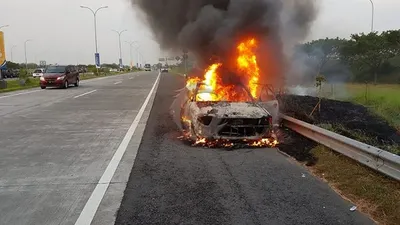 Ilustrasi mobil terbakar di tol