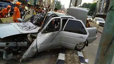 Ringsek, Mobil Peserta Reuni Akbar 212 Tabrak Separator Busway