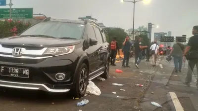Mobil ditinggal pemiliknya di Jalan Tol Dalam Kota/Ayojakarta.com