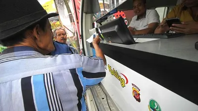 Ilustrasi:Warga saat memperpanjang Surat Tanda Nomor Kendaraan (STNK) di Samsat Keliling, Padalarang, Kabupaten Bandung Barat