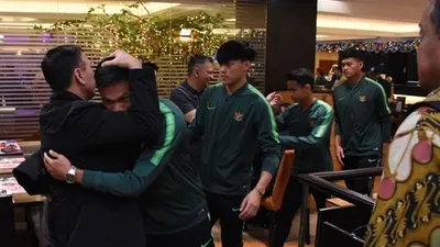 Ketum PSSI, Mochamad Iriawan, merangkul satu per satu personel Timnas Indonesia U-22 yang akan berlaga melawan Thailand di perhelatan SEA Games 2019, hari ini (Selasa, 26/11/2019). (Foto: Dok. PSSI).