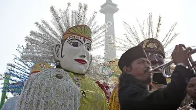 Ilustrasi--Pawai ondel-ondel saat perayaan Lebaran Betawi ke-12 tahun 2019 di Lapangan Silang Monumen Nasional (Monas), Jakarta, Minggu (21/7/2019). Perayaan Lebaran Betawi yang berlangsung 19-21 Juli 2019 tersebut untuk melestarikan berbagai kebudayaan khas Betawi meliputi beragam kesenian dan kuliner. ANTARA FOTO/M Risyal Hidayat/ama.