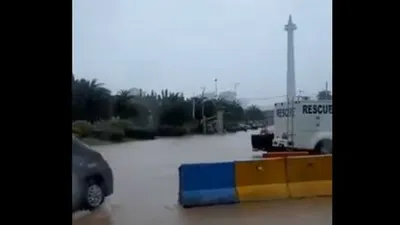 Tangkapan layar dari video viral yang menunjukkan banjir di kawasan Monas, Jakarta Pusat.