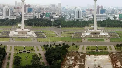 Sebuah foto yang menggambarkan suasana Monas sebelum (kiri) dan sesudah proyek revitalisasi dimulai (kanan).  (Rengga Sancaya/Rifkianto Nugroho/detik.com)