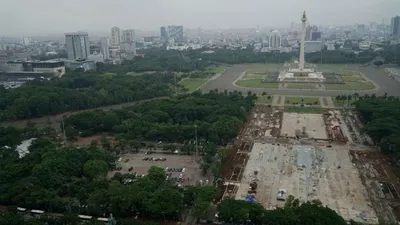 kumparanNEWS 21 Januari 2020 23:55 News Kontraktor Revitalisasi Monas Dipertanyakan, Pemprov DKI Menjawab PTR, Revitalisasi kawasan Monumen Nasional Revitalisasi kawasan Monumen Nasional. Foto: Muhammad Darisman/kumparan Revitalisasi atau penataan Monas yang dilakukan Pemprov DKI menuai berbagai respons dari masyarakat. Selain banyaknya pohon yang ditebang, kini perusahaan kontraktor ikut jadi sorotan.  Anggota Komisi D DPRD DKI Jakarta dari Fraksi PSI, Justin Adrian Untayana, mempertanyakan kontraktor revi
