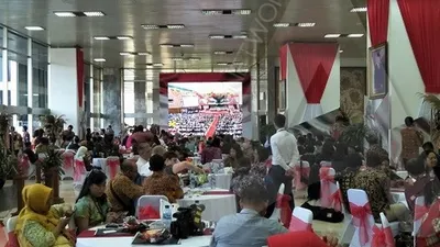 Para tamu saksikan pelantikan Jokowi-Maruf melalui layar monitor/Ayojakarta.com