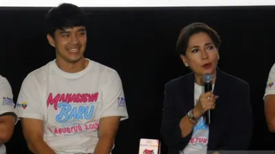 Aktor Morgan Oey bersama Widyawati saat menghadiri konferensi pers film 