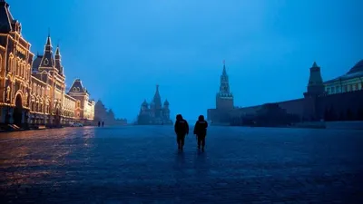 Dua polisi berjaga di area Gereja Katedral St. Basil, Kremlin, Moskow. (CNN)