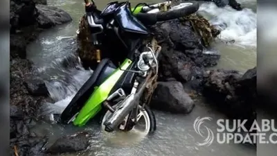 Sepeda motor tergeletak di aliran Sungai Cijeruk, Kampung Lio, Desa Cibitung, Sabtu (20/6/2020). [Facebook]