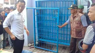 Pelaku motor tergeletak tak berdaya setelah dikeroyok massa (Antara/Pradita Kurniawan Syah)