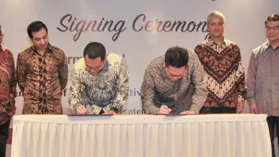Haris Izmee (President Director of Microsoft Indonesia) – ketiga dari kiri bersama Michael Widjaja (Group CEO of Sinar Mas Land) – ketiga dari kanan menandatangani Nota Kesepahamanan (MoU) strategis antara Sinar Mas Land dan Microsoft /Sinar Mas Land