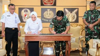 Panglima TNI, Marsekal TNI Hadi Tjahjanto, dan Kepala BMKG, Dwikorita Karnawati, menandatangani MoU di Mabes TNI, Cilangkap, Jakarta Timur, Jumat (31/1/2020). (Dok. Puspen TNI)
