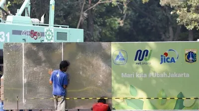 [ilustrasi] Pekerja memasang dinding pembatas pembangunan proyek MRT (dok: republika)
