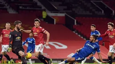 Penyerang Everton, Dominic Calvert-Lewin menjebol gawang Manchester United untuk membawa timnya menyamakan kedudukan 3-3 di pengujung laga yang digelar di Stadion Old Trafford, Minggu (7/2/2021) dini hari WIB. (Foto: AFP)