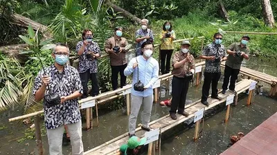 Penanaman mangrove secara simbolis dalam rangka peresmian sarana sarana dan prasarana Suaka Margasatwa Muara Angke pada Selasa (10/11). (dok)