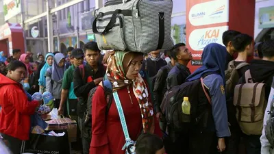 Para pemudik memadati Stasiun Pasar Senen, Jakarta Pusat, Minggu (10/6/2018), menjelang hari raya Idul Fitri. (Kompas.com/Adreas Lukas Altobeli)