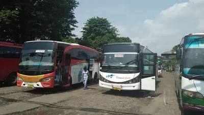 Sejumlah bus terparkir di Terminal Baranangsiang. (ayobogor.com/Husnul Khatimah)