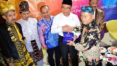 Menteri Koordinator Bidang Pembangunan Manusia dan Kebudayaan Indonesia (Menko PMK), Muhadjir Effendy, mendapat predikat Anggota Kehormatan dari PWI Pusat yang diserahkan langsung oleh Ketua Umum PWI Pusat, Atal S. Depari, Jumat (7/2/2020). (Dok. Humas HPN 2020)