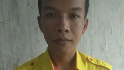 Mujenih, petugas kebersihan OTC Stasiun Bojong Gede menemukan uang Rp 500 juta di gerbong KRL Jakarta-Bogor. (ist)