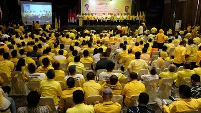 Ilustrasi--Ketua Umum DPP Partai Golkar Airlangga Hartarto (tengah) didampingi pengurus partai saat menghadiri deklarasi dukungan menjadi Ketua Umum periode 2019-2024, di Medan, Sumatera Utara, Senin (29/7/2019). DPD Golkar Sumut dan Aceh resmi memberi dukungan kepada Airlangga Hartarto untuk menjadi Ketua Umum DPP Partai Golkar periode 2019-2024. ANTARA FOTO/Irsan Mulyadi/aww.