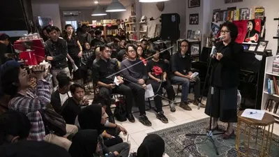 Istri Munir Said Thalib, Suciwati, hadir dalam kegiatan membongkar permufakatan jahat pembunuhan berencana terhadap mendiang pejuang HAM itu di kawasan Lebak Bulus, Jakarta, Sabtu (7/9/2019). Acara tersebut digelar dalam rangka memperingati 15 tahun wafatnya Munir/Antara
