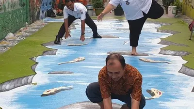Mural bertema kesehatan di Gang Blok H RW 14 Kelurahan Semper Barat (utara.jakarta.go.id)