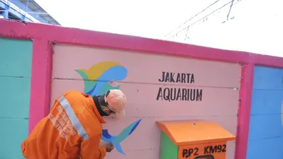 Pembuatan mural di sepanjang jalan Jatinegara Barat/dok: timur.jakarta.go.id