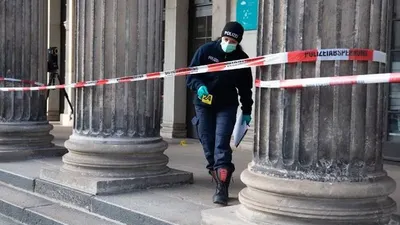 Garis polisi dipasang mengelilingi Gedung Museum Green Vault di Dresden (Getty Images/Sebastian Kahnert/dpa-Zentralbild/dpa)