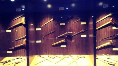 Aneka senjata tradisional, salah satu koleksi Museum Pusaka Keraton Kasepuhan Cirebon.