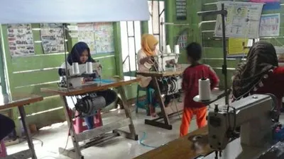 Proses pembuatan masker kain yang dilakukan HM Collection PKBM Hati Mulya Blado. (Ayobatang.com/Muslihun)
