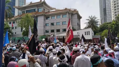 Suasana massa PA 212 memadati jalan di depan Kedubes China, Jakarta, Jumat (27/12/2019) (Ayojakarta.com/Dhika Alam Noor)