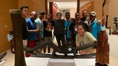 Menteri Pendidikan dan Kebudayaan, Nadiem Makarim, bersama penari-penari asal Papua saat menghadiri Pameran dan Lelang Seni Ukir dan Anyaman Suku Kamoro. (Dok. Yayasan Lontar)