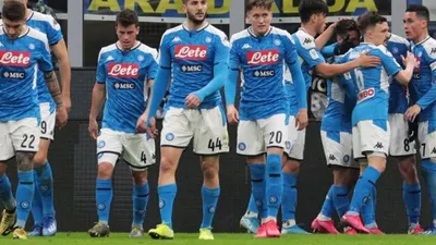 Pemain Napoli berselebrasi usai menghabisi Fiorentina dengan skor 6-0. (Republika)