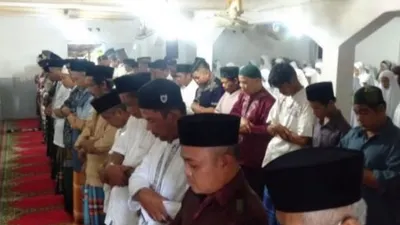 Jemaah Naqsabandiyah saat melaksanakan Salat Idul Adha di Musala Baitul Makmur, Kecamatan Pauh, Kota Padang, Kamis (30/7/2020). [Covesia/Fakhru]