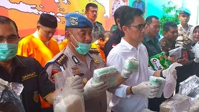 Direktorat Narkoba Bareskrim Polri memperlihatkan berbagai jenis narkoba sitaan yang dimusnahkan (JPNN/Elfany Kurniawan)