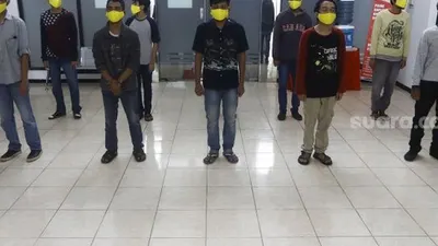 Narapidana mengikuti upacara pelepasan di Rumah Tahanan Negara (Rutan) Kelas I Depok, Jawa Barat, Kamis (9/4). [Suara.com/Angga Budhiyanto]