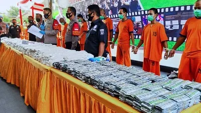 Tersangka dan barang bukti kasus narkoba di Polresta Cirebon. (Ayocirebon/Erika Lia)