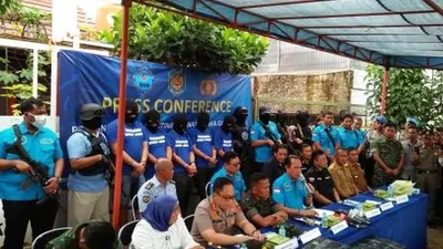 Deputi Pemberantasan BNN Irjen Pol Arman Depari (tengah) saat konferensi pers penggerebekan pabrik narkoba di Bandung Jawa Barat, Senin (24/2/2020).(Ayobandung.com/Faqih Rohman)