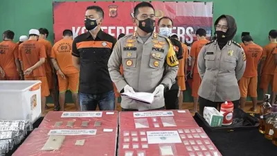 Kapolres Bogor, AKBP Roland Ronaldy saat gelar perkara kasus narkoba. (Ayojakarta/Husnul)