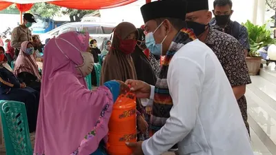 Bupati Bekasi Eka Su Bupati Bekasi Eka Supria Atmaja bagikan nasi rantang hasil masakan istri sendiri/Humas Pemkab Bekasi pria Atmaja bagikan nasi rantang hasil masakan istri sendiri/Humas Pemkab Bekasi