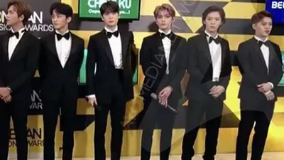 Para member NCT 127 menyapa penggemarnya sebelum tampil di Indonesian Television Awards 2019, Selasa malam (24/9/2019)/Ayojakarta.com