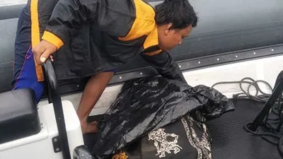 petugas sedang mengevakuasi salah satu nelayan yang meninggal dunia / istimewa