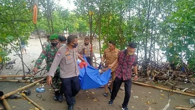 Evakuasi jasad pemancing yang hilang di Perairan Teluk Jakarta (SAR Jakarta)
