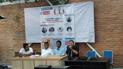 (Kedua dari kanan) Ketua Nelayan Muara Kamal, Ade Sukanda (50)/Ayojakarta.com