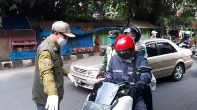 Sebagai ilustrasi, Wali Kota Sukabumi Achmad Fahmi memantau penerapan wajib memakai masker di sejumlah ruas jalan Kota Sukabumi, Jumat (1/5/2020). Mengenakan masker menjadi salah satu kebiasaan baru masyarakat. Foto: Republika/ riga nurul iman