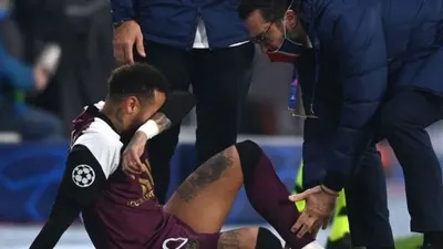 Penyerang PSG, Neymar mendapatkan perawatan usai mengalami cedera pada laga Liga Champions 2020/2021 kontra Istanbul Basaksehir di Basaksehir Fatih Terim Stadyumu, Istanbul, Turki, Kamis (29/10/2020) dini hari WIB. [OZAN KOSE / AFP]