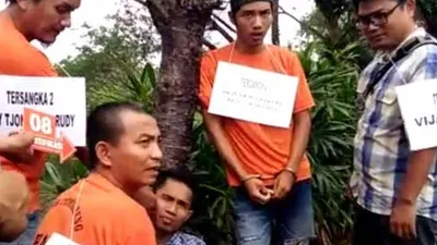 Rekonstruksi kasus pengeroyokan hingga tewas terhadap penjaga warnet di Kawasan Duri Kosambi, Cengkareng (Antara/Devi Nindy)