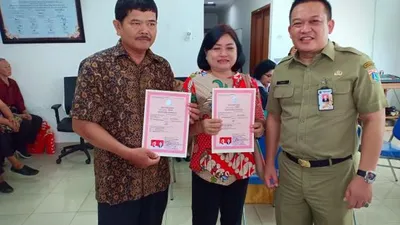 Plt. Kepala Sudin Dukcapil Jakpus Yadi Rusmayadi bersama peserta program nikah massal (pusat.jakarta.go.id)