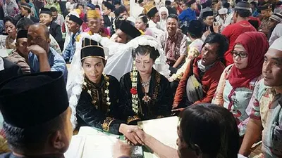 Salah satu pasangan peserta nikah massal yang diadakan Pemprov DKI Jakarta. (Tempo/Hendartyo Hanggi)