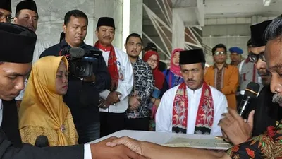 Wali Kota Jaktim M Anwar menjadi saksi dalam nikah massal (timur.jakarta.go.id)